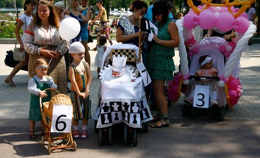 На параде колясок-2013 в Воронеже детей перевоплощали в Дюймовочек и шахматных королев