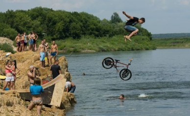 Под Воронежем в Дон прыгали на велосипедах и телегах из гипермаркета