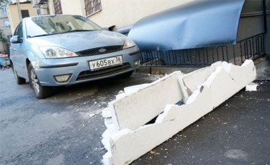 В центре Воронежа на припаркованное авто упал недавно отремонтированный карниз