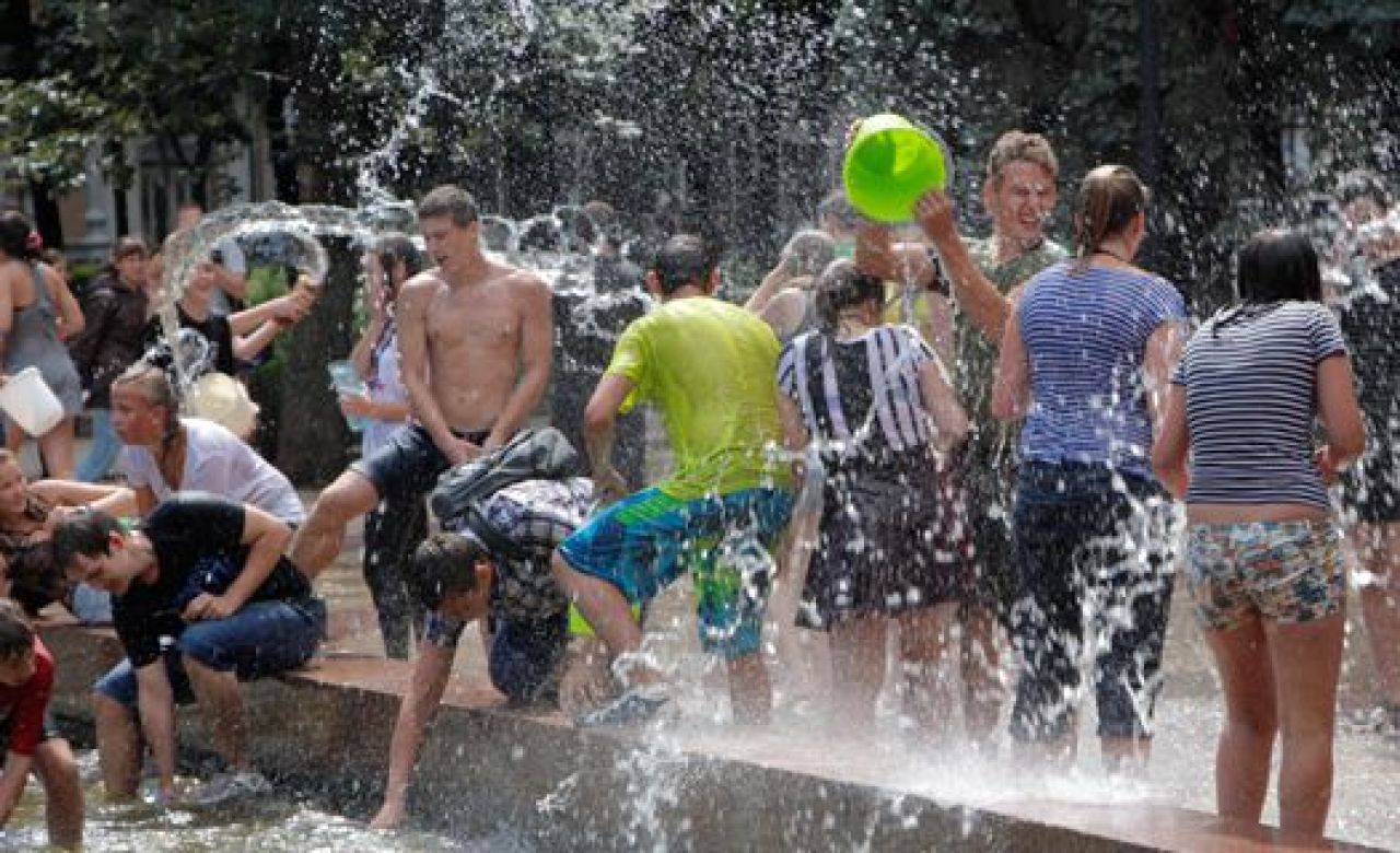 В Воронеже участники водной битвы сражались под присмотром родителей