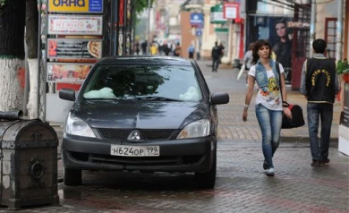 За парковку у тротуаров в центре Воронежа с водителей предложили брать деньги