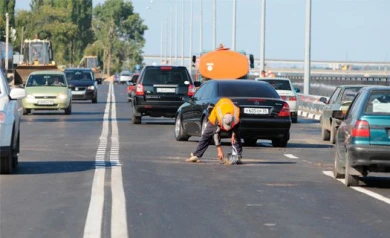 Яму на набережной Массалитинова обещают отремонтировать после жалобы читателей «Ё!»