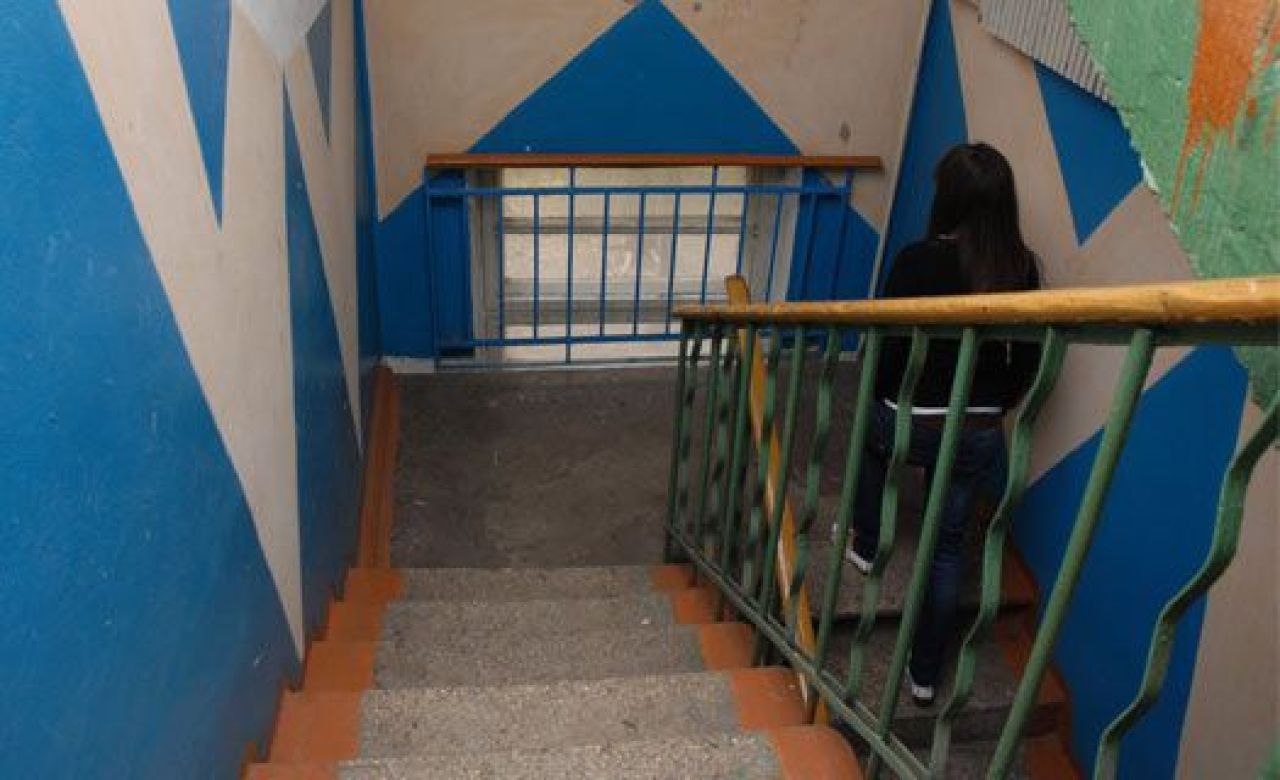 Жильцы воронежской многоэтажки задыхались от трупного запаха