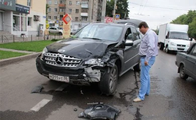 На Московском проспекте столкнулись «Мерседес» под управлением курсанта и «Сузуки»