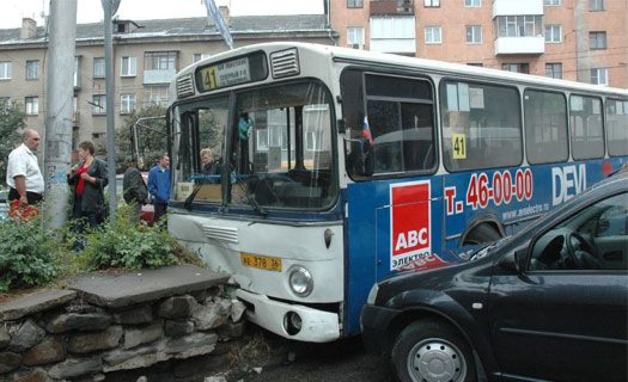 Несколько лет назад лихачество водителя автобуса стало причиной ДТП с его участием (фото их архива)
