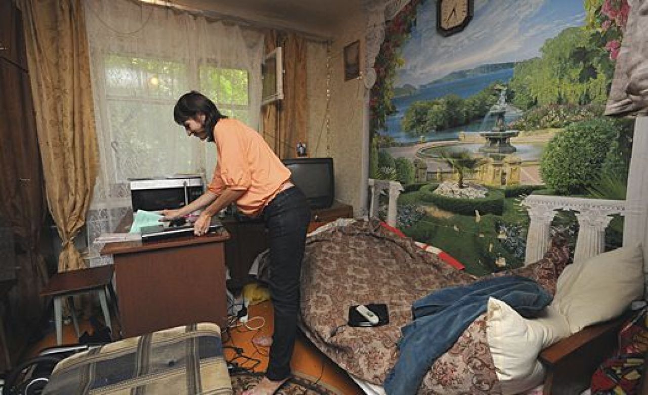 Юлия в своей комнате в общежитии