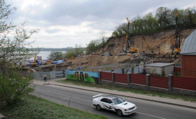 Власти: оползень на Петровской набережной, возможно, не связан со строительством...