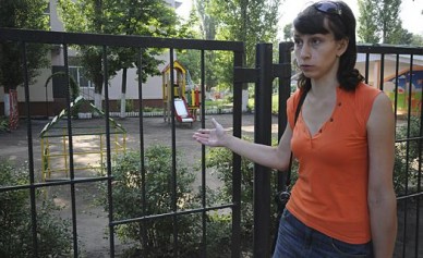 В Воронеже пьяная женщина избила воспитательницу детсада на глазах у малышей