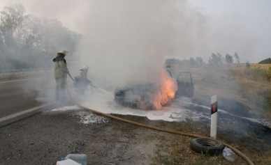 В Воронеже во время ремонта случайно сожгли иномарку