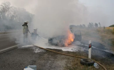 В Воронеже во время ремонта случайно сожгли иномарку