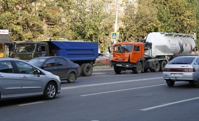 В Воронеже на остановке «Некрасова» столкнулись два КамАЗа и «Волга»
