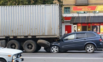 На остановке «Некрасова» внедорожник влетел под грузовик