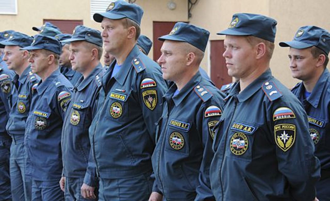 смотр готовности спасателей к отправке на Дальний Восток