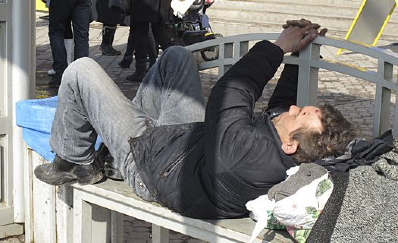 бездомный на остановке "ул.Кольцовская"