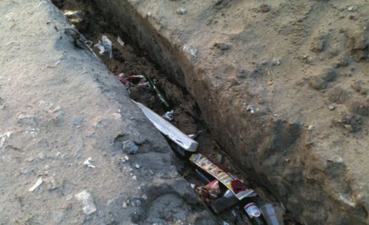 Иногда вырытые при ремонте теплосетей ямы ещё долго мешают спокойно жить обычным горожанам