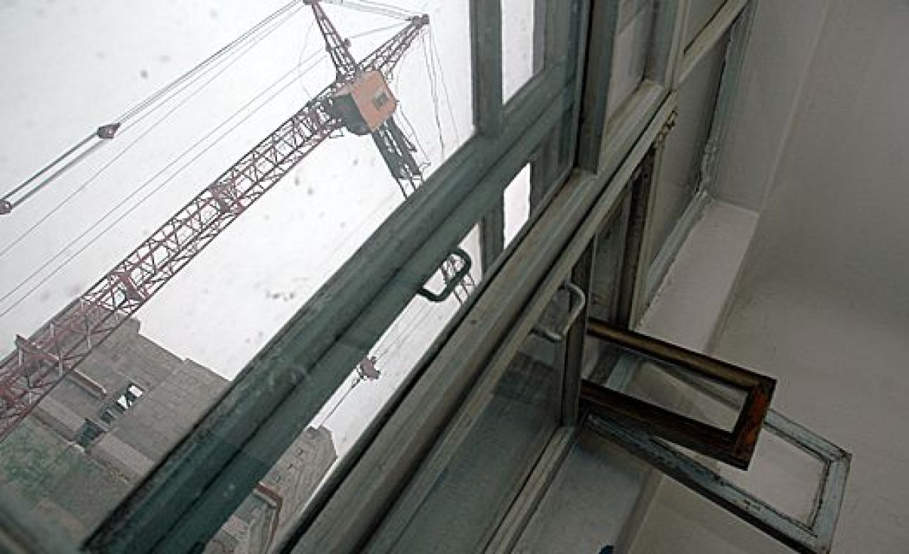 В Воронежской области установщик пластиковых окон брал деньги и исчезал