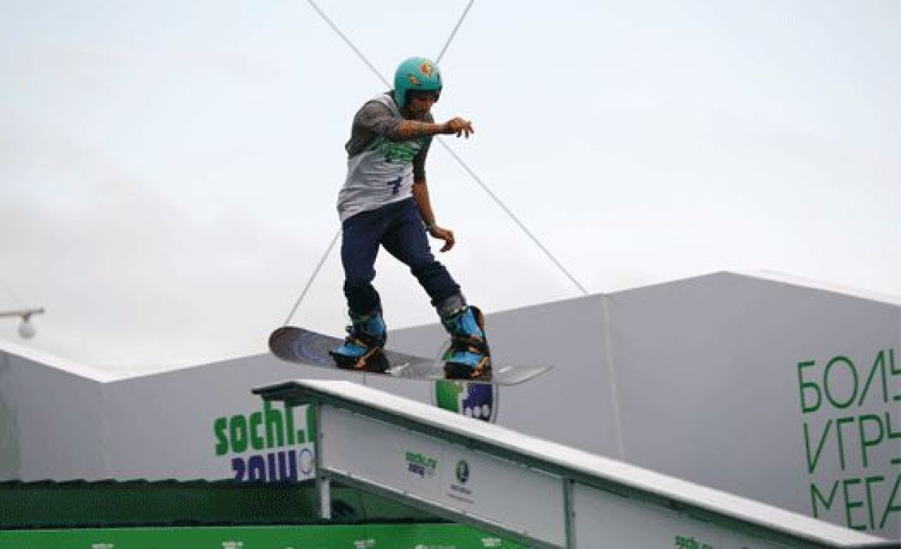 На Адмиралтейке воронежцы катались на горных лыжах и сноубордах