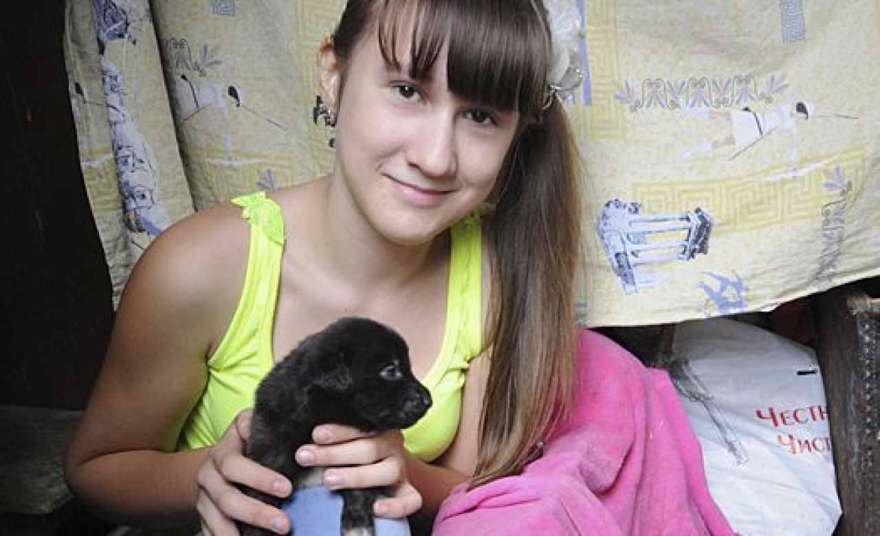 Защитники животных наградили школьницу, спасшую от смерти шесть щенят