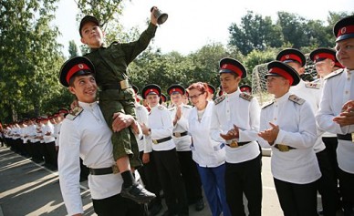 В Воронеже на линейке в кадетском корпусе мальчишкам от волнения стало плохо