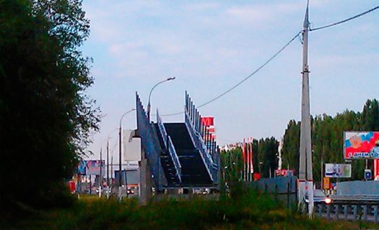 Строительство надземного перехода у "Военного городка".