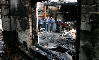 Четыре семьи лишились жилья из-за соседа, запустившего в их дом петарду