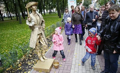В центре Воронежа ожили Снежная королева и пираты