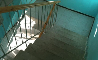 На ул. Матросова мужчина погиб, упав перед дверью своей квартиры