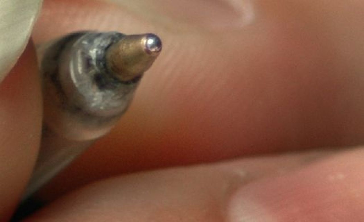 Школьник, покусавший учительницу, чуть не покалечил одноклассника шариковой ручкой