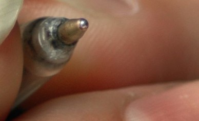 Школьник, покусавший учительницу, чуть не покалечил одноклассника шариковой ручк...