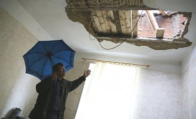 В Воронеже во время капитального ремонта дома рухнул потолок