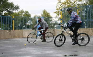 Для игры по байк-поло участники сами сделали ворота из водопроводных труб