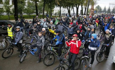Более 900 велосипедистов приехали к «Юбилейному», чтобы поучаствовать в забеге