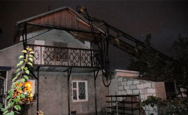 В Воронеже 60-тонный кран провалился в грунт и рухнул на жилой дом