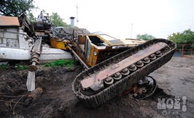 Полиция начала проверку по факту падения бурильной установки на крышу жилого дом...