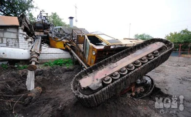 Полиция начала проверку по факту падения бурильной установки на крышу жилого дома