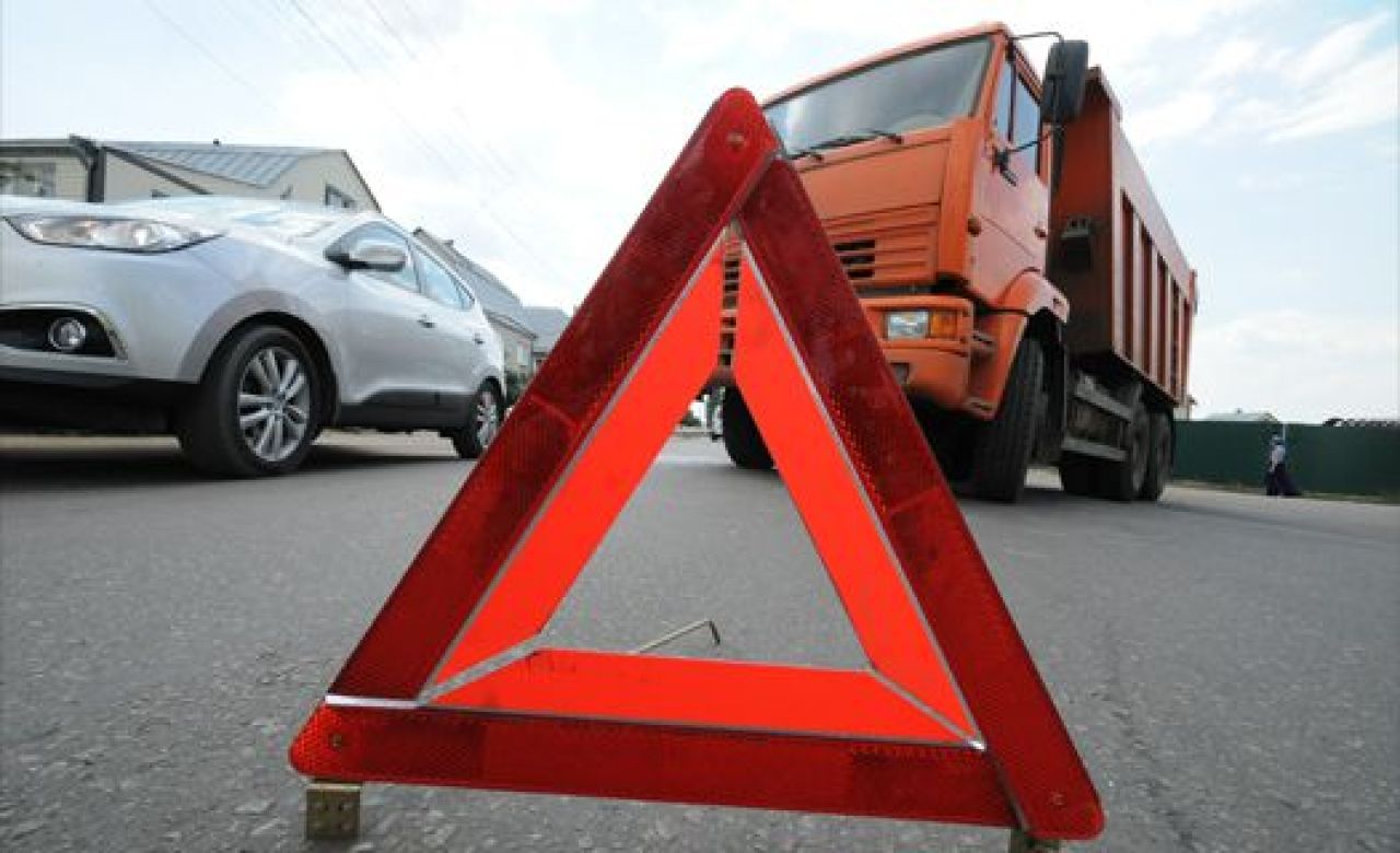 В Воронежской области КамАЗ снёс шлагбаум железнодорожного переезда