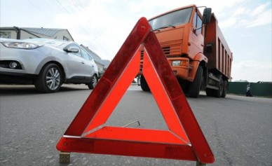 В Воронежской области КамАЗ снёс шлагбаум железнодорожного переезда