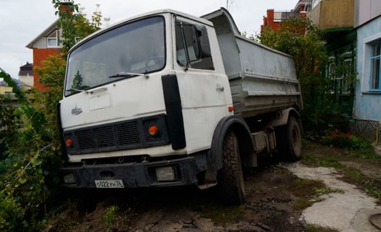 В центре Воронежа больше суток не могут сдвинуть с места самосвал