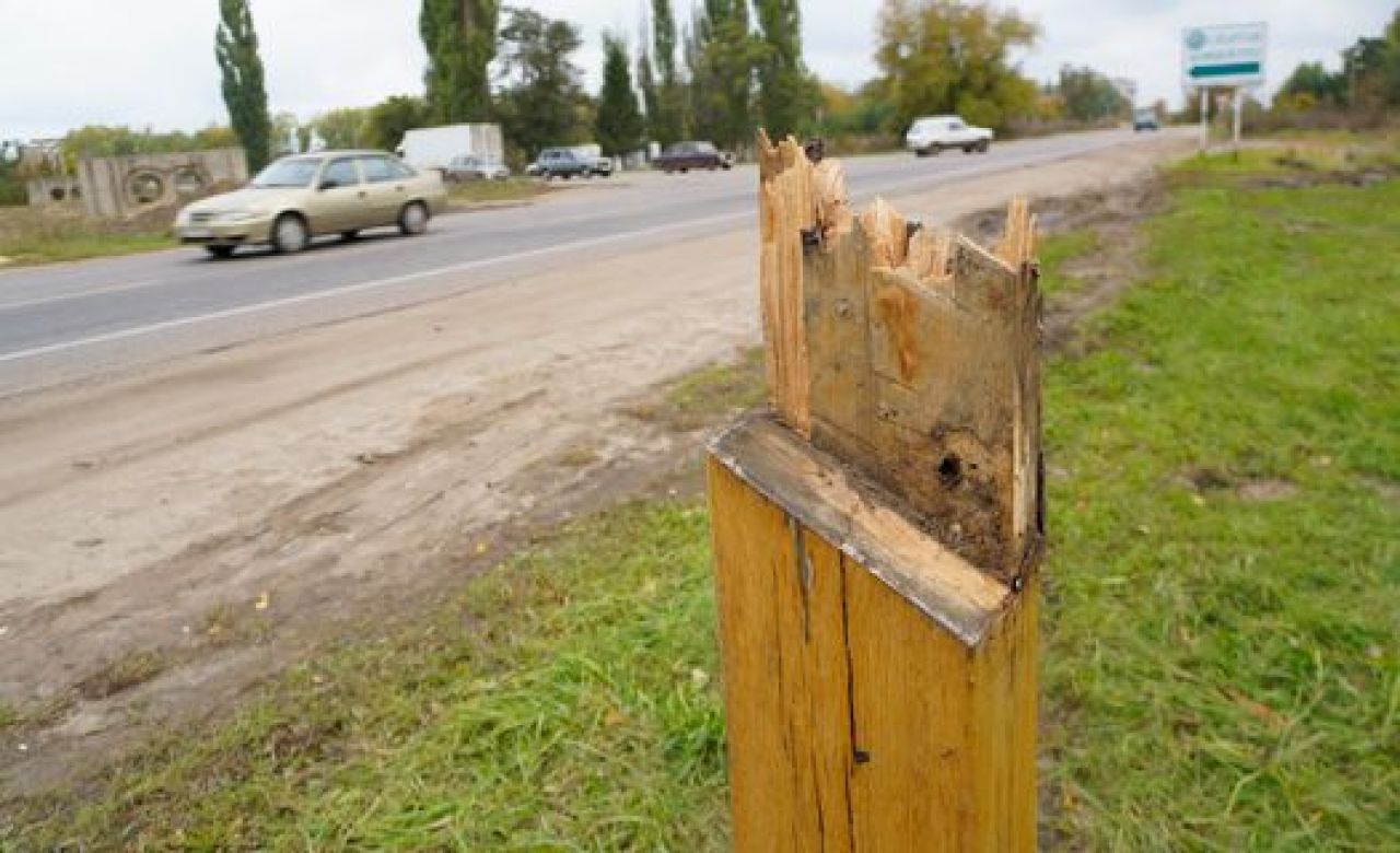 Обломок креста на въезде в Шилово.