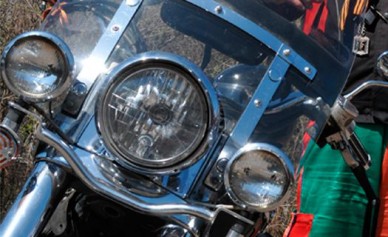 24-летний злостный нарушитель на мотоцикле погиб, врезавшись в отбойник