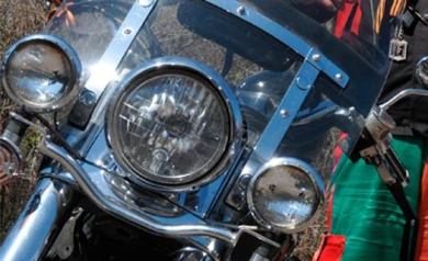 24-летний злостный нарушитель на мотоцикле погиб, врезавшись в отбойник