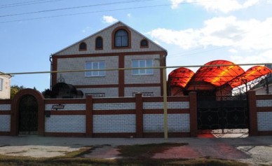 Сына бизнес-леди из Калача, убившей мужа и горничную, обвиняют в мошенничестве