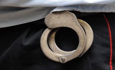 В Воронеже бывшая учительница украла колбасу в магазине и напала на полицейского