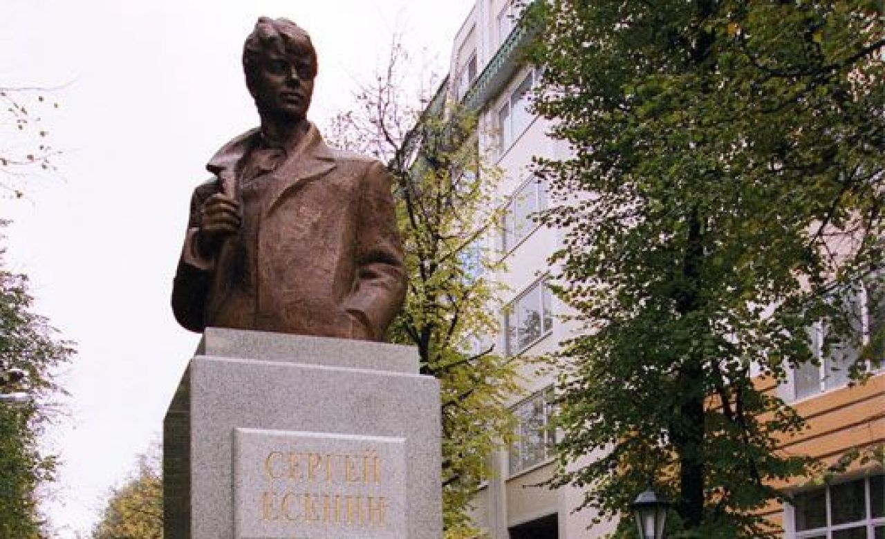 В Воронеже у памятника Есенину студенты прочтут стихи поэта