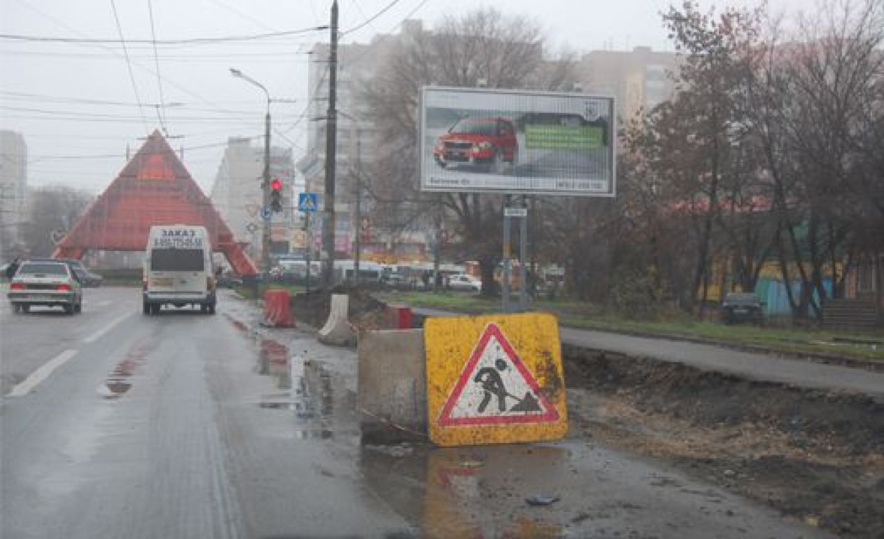 Начало работ по обустройству нового остановочного комплекса на улице Хользунова.
