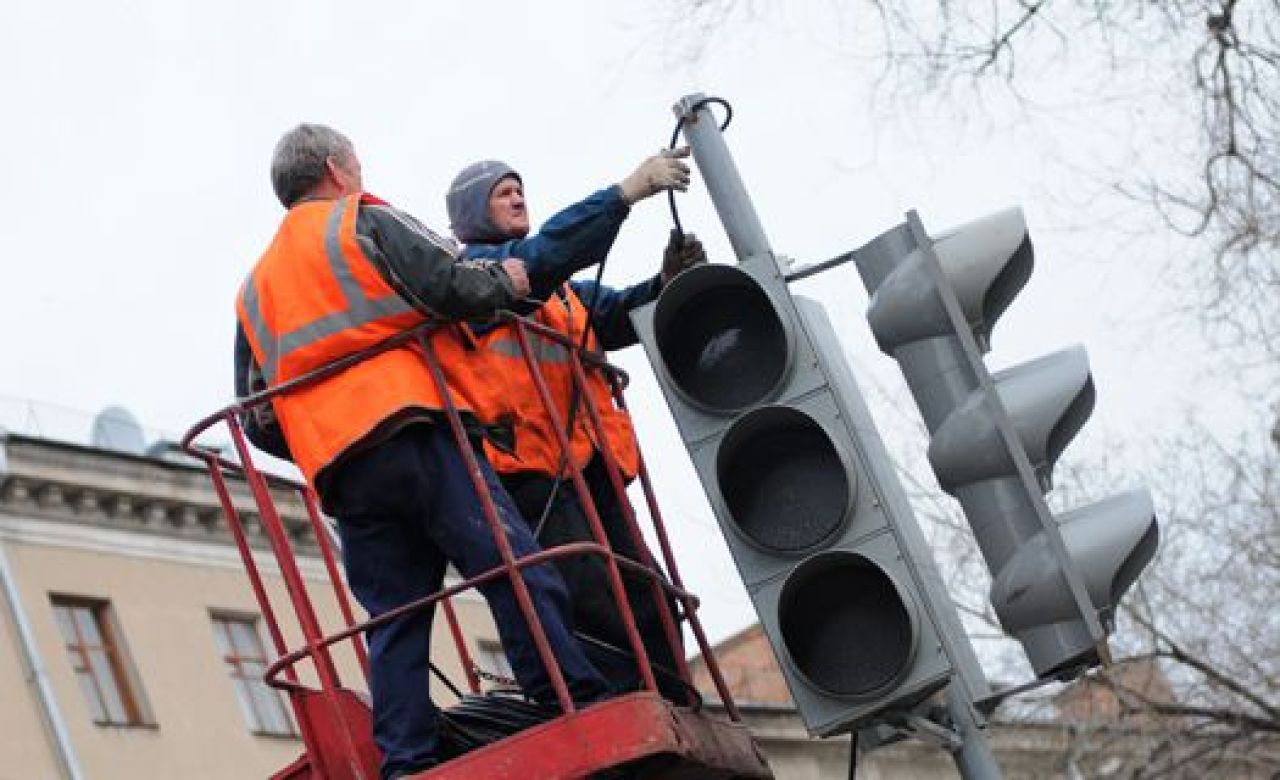 На Московском проспекте образовался транспортный коллапс из-за неработающих светофоров