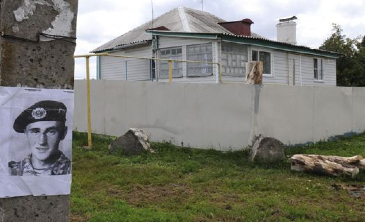 Дом, где произошло убийство и фото предполагаемого убийцы