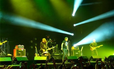 «БИ-2» на концерте в Воронеже споют с певицей, выступавшей с «Чайфом» и «Наутилу...