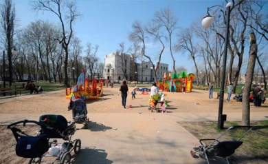 На детской площадке у Цирка бездомный помочился в песочницу на глазах у малышей