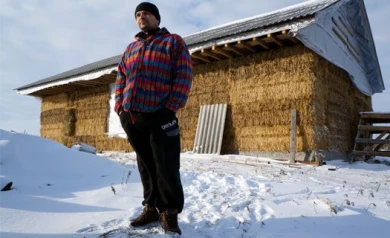 Воронежец построил уникальный дом из 30 тонн соломы